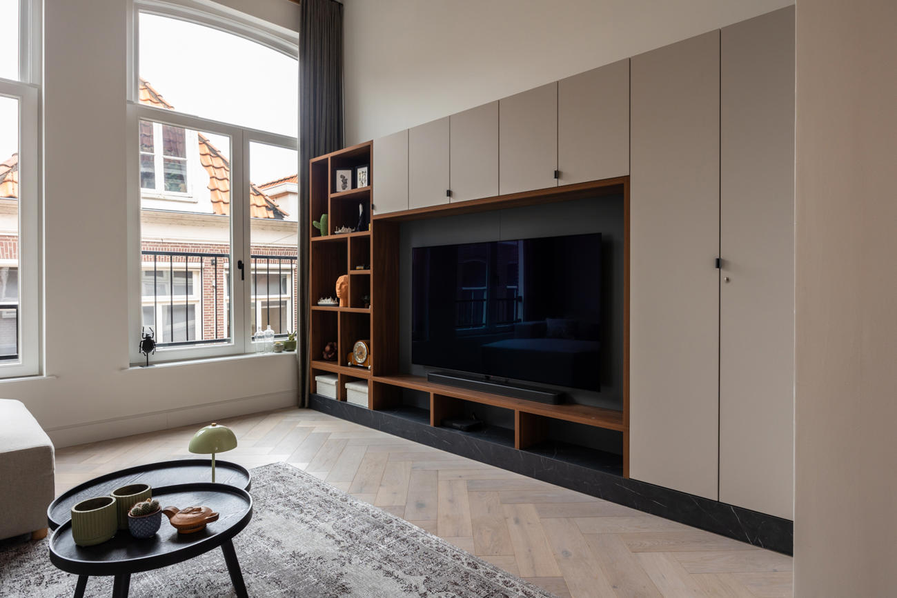 Wandbreed tv-meubel en roomdivider in één stijl