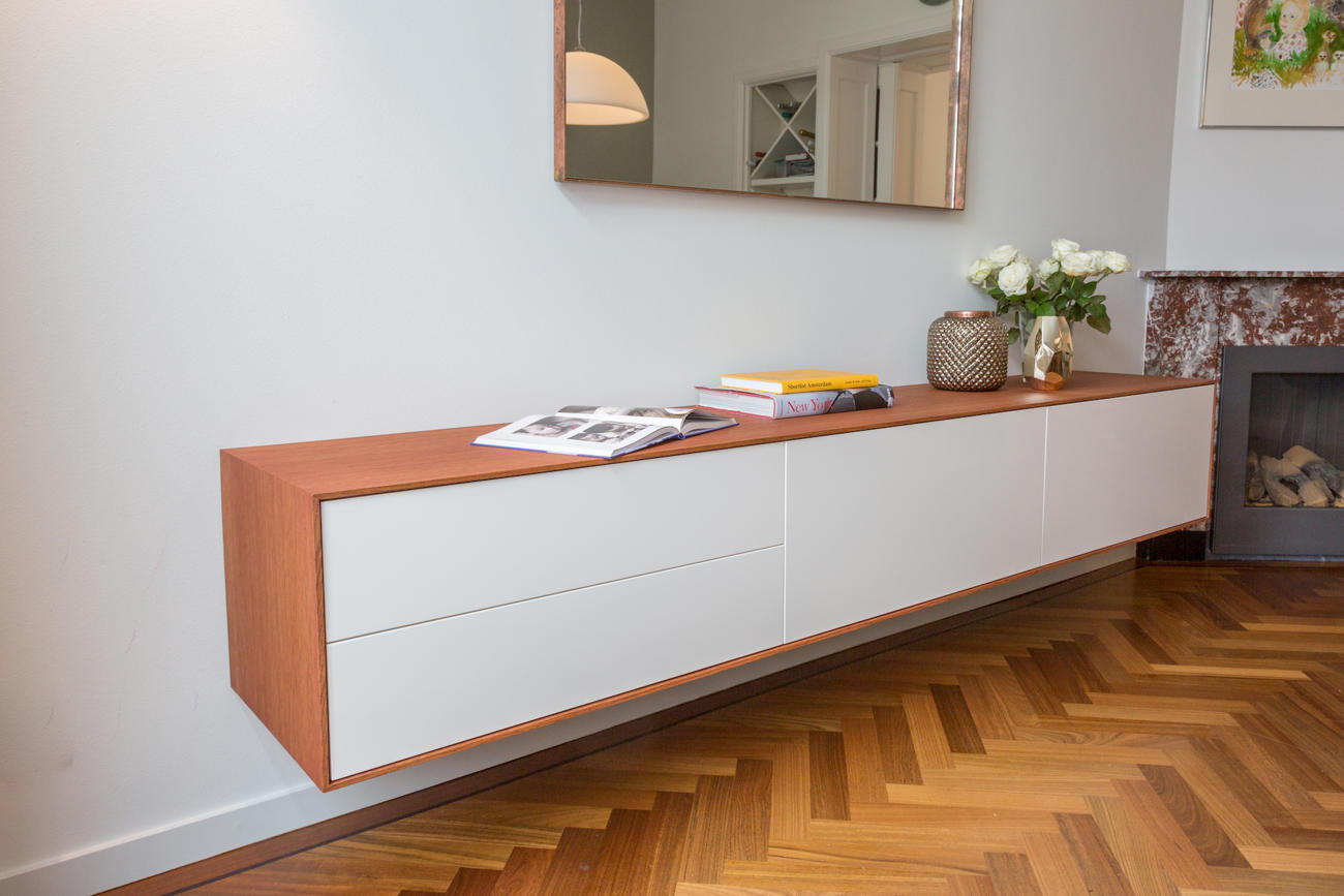 Laag zwevend dressoir op maat in hoogglans wit en eikenfineer