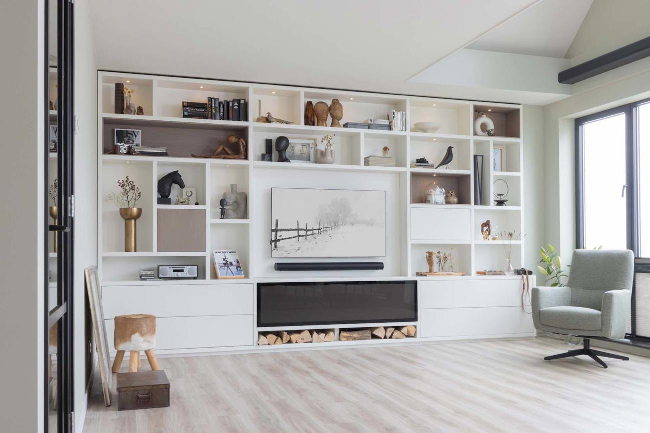 Boekenkast op maat met haard, inzetkasten en ledverlichting